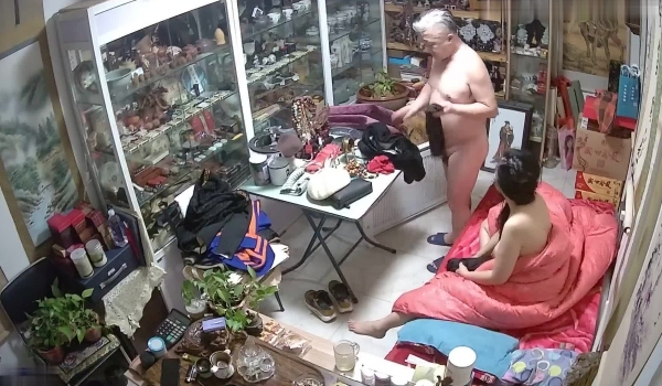 真实偸拍有钱古董店老板在仙丹加持下把店铺当妓院，经常约炮不同女人，有少妇有熟女