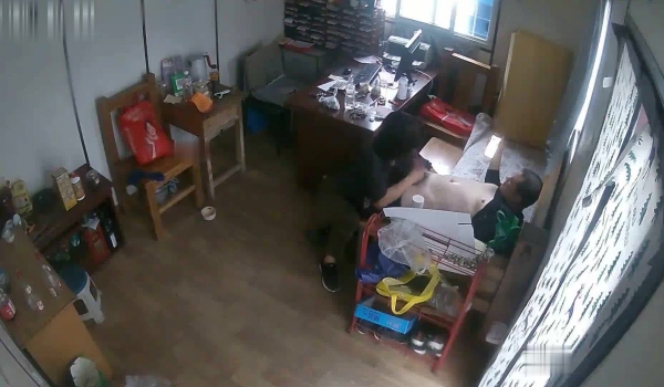 黑客破解网络摄像头监控偷拍家族工厂办公室女财务下班前给老板口爆发泄完才能走