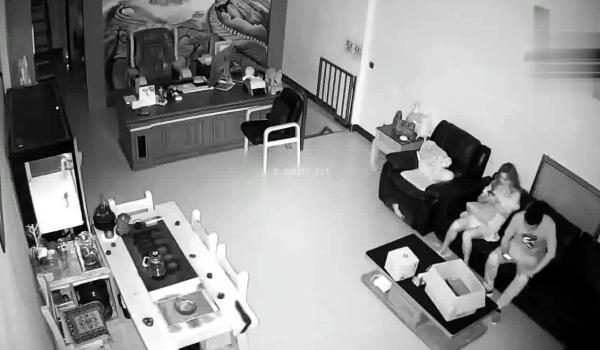 黑客破解网络摄像头监控偷拍老板和小蜜在公司会客厅的沙发上激情啪啪啪