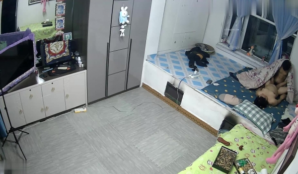 【极品稀缺 ️破解摄像头】东北老哥半夜性欲上劲操醒迷迷煳煳的老婆 抱着操真带劲 捆绑暴力抽插啪啪
