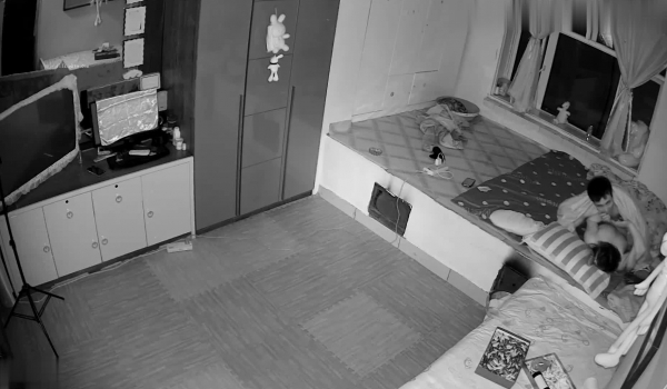 【极品稀缺 ️破解摄像头】东北老哥半夜性欲上劲操醒迷迷煳煳的老婆 抱着操真带劲 捆绑暴力抽插啪啪操哭发现摄像头