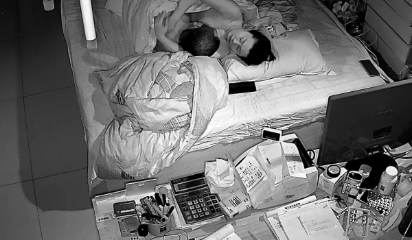 【极品稀缺 ️破解摄像头】东北老哥半夜性欲上劲操醒迷迷煳煳的老婆 抱着操真带劲 捆绑暴力抽插啪啪
