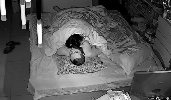 【极品稀缺 ️破解摄像头】东北老哥半夜性欲上劲操醒迷迷煳煳的老婆 抱着操真带劲 捆绑暴力抽插啪啪