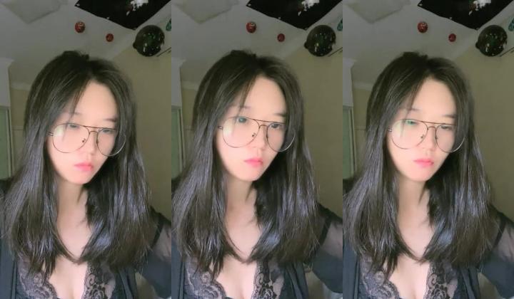 南京林业大学美女，考研二战独居，【要吃退黑素】，深夜寂寞自慰，清纯反差，单身许久