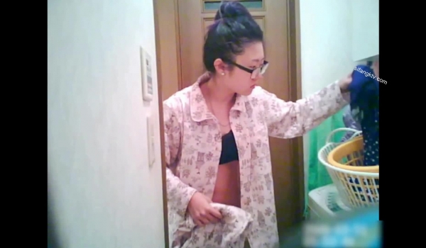 《贵在真实极品偸拍》大神坑妹子女人坑女人！校内女浴池女宿舍渣女曝光各种裸身姐妹 趴窗偸看多位妹子