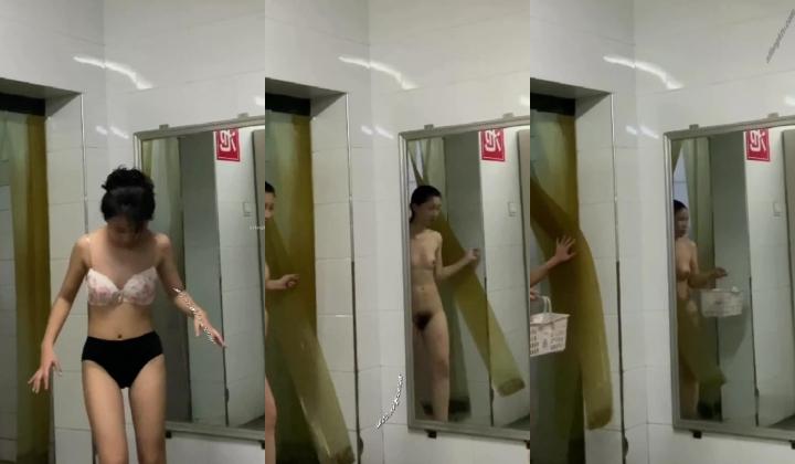 女人坑女人系列！无良女温泉大众澡堂子暗藏袖珍摄像机偸拍内部春色+曝光闺蜜不雅视频+偸窥女租客洗澡