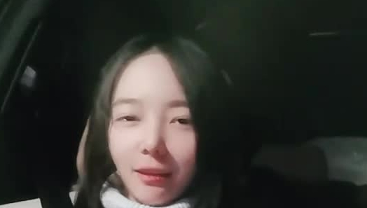 土豪哥的性福生活，周末带三个小情人出游，【做你的小狗】，温泉酒店，玩游戏输一次脱一件，好过瘾，美