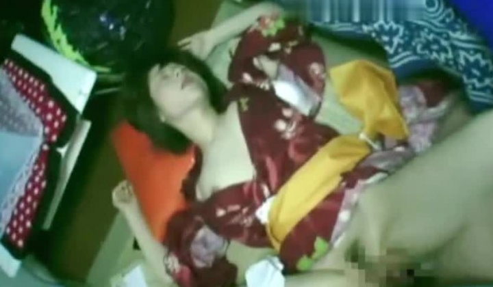 还在用翻盖手机的年代久远【迷奸MJ】罕见-苗条超美超清纯的美眉，被色狼长期偷窥，下迷药 紧张气喘