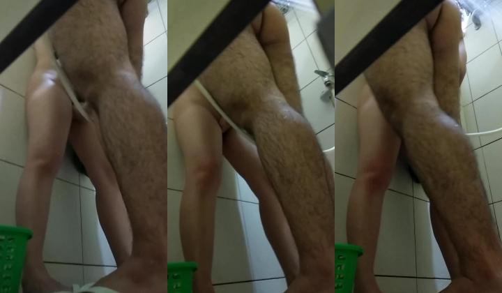 学校澡堂偷拍一对狗男女在里面做爱,抠逼舔逼吃奶吹萧样样都会