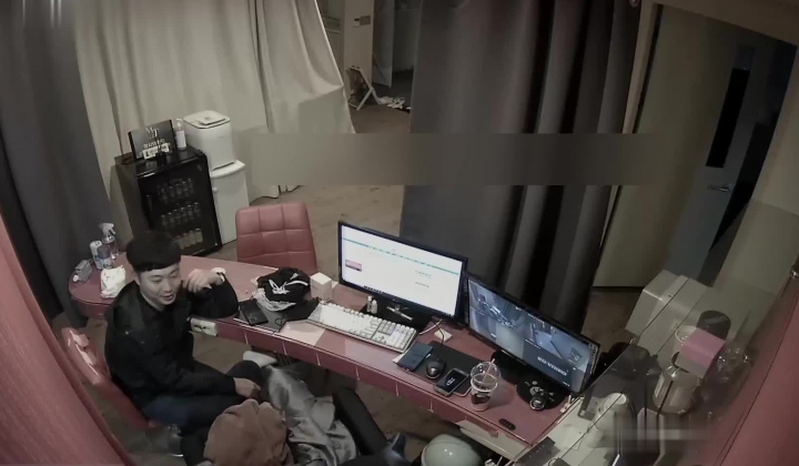 摄像头破解真实偷拍，工作室下班后男女同事在办公桌前造爱全纪录，女的真骚，还换上了情趣女仆装