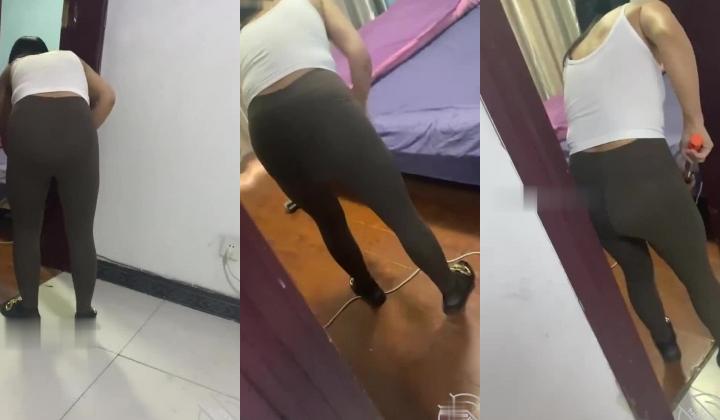 海角大神合集，【真实小王子】，和老妈乱伦上母记录，老妈骂的越凶我干的越猛，偷拍上厕所洗澡