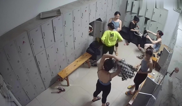 【破解摄像头】舞蹈生更衣室，舞蹈生情侣互摸搂抱，漂亮的小姐姐真不少，身材够俊！！