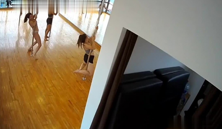 【极品稀缺 ️破解摄像头】钢管舞舞蹈室破解头偷拍 ️身材不错的小姐姐日常练功跳舞 适合高难度动作