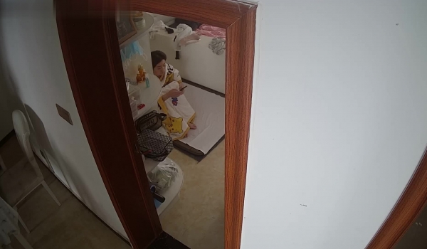 房东浴室门口装摄像头偷拍到奇葩的女租客在浴缸旁边打地铺全裸发现了摄像头