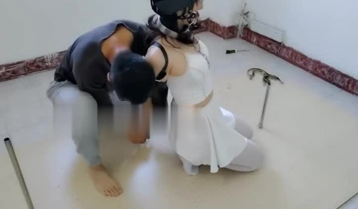 sm调教束缚调教固定地板，小美女很享受被调
