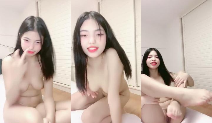 推荐！新人学生被干了~【包子妹妹】好白~好嫩~我好喜欢~白得发亮，真想跟她来一炮