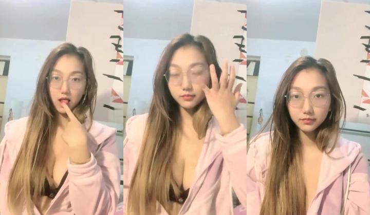 眼镜妹，极品反差婊，【小野猫】新人下海~!学生宿舍~全裸沐浴~柔逼掰穴~流浆，青春胴体给你看~撸