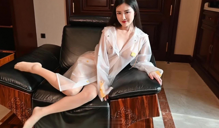 国模私拍视图，【佳琪】，极品御姐，肤白貌美白虎粉穴收藏659期。直接露点透穴，推荐