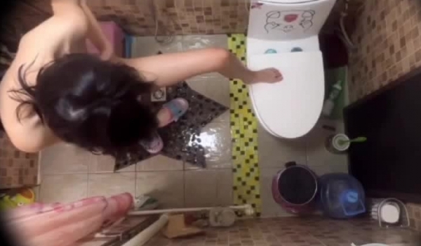 海角社区恋物癖变态小哥 偷窥女邻居全计划终于布局完成 看着手机里的监控画面