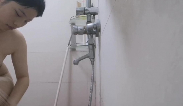 邪恶的房东暗藏摄像头偷拍刚刮过B毛的少妇洗澡