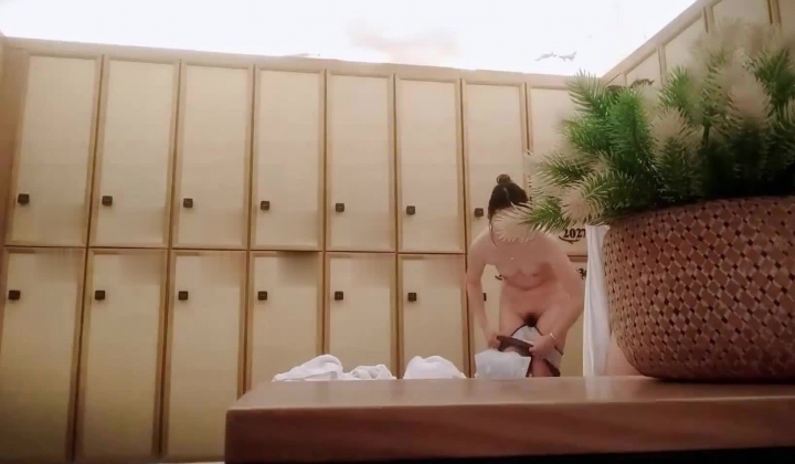 澡堂偷拍：化妆的美女+闺蜜俩光着PP站在那里 任君欣赏
