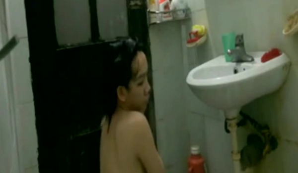 无良房东低价出租房屋 在卫生间安装个针孔偷拍妹子洗澡身材好逼毛性感