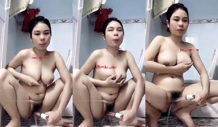 咸湿房东浴室摄像头偷拍 逼毛浓密大奶女租客洗澡小水枪对着逼逼冲洗自慰样子很销魂