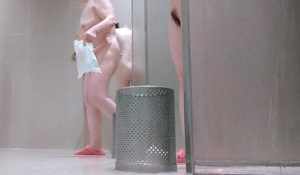 澡堂子内部员工近距离偷拍多位阴毛浓密的美少妇洗澡