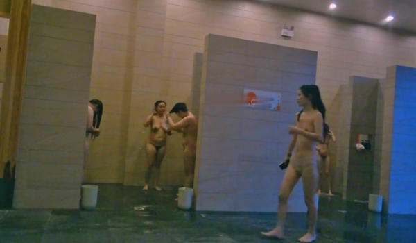 大众澡堂子内部员工偷拍多位好身材美女