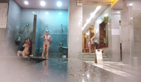 买通保洁阿姨，偷拍澡堂