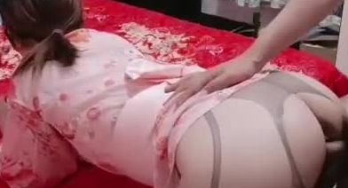 QQ弹的表妹，小小年纪就很会打扮，缺钱花，跟着大表哥一起下海捞金 无套艹飞了！