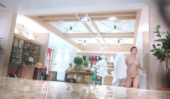 澡堂偷拍：眉眼中透着一股骚气的年轻妹子，给屁股涂润肤露的时候真的骚
