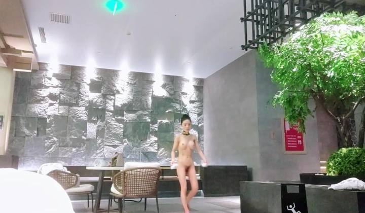 澡堂偷拍：拍摄者一路小跑跟拍“假奶亮”