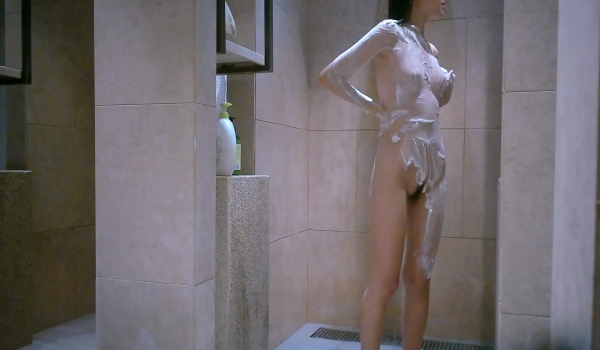 澡堂偷拍两个学生妹相约来洗澡,两个姑娘四只奶,犹如雨后的春笋破土而出挺立胸前