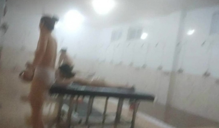 冒死女顾客大众澡堂子洗澡暗藏摄像头偸拍 女池换衣室和洗澡间内部春光