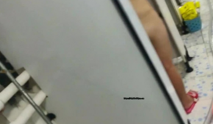 中国好闺蜜到大学女澡堂把女学生洗澡拍了个遍