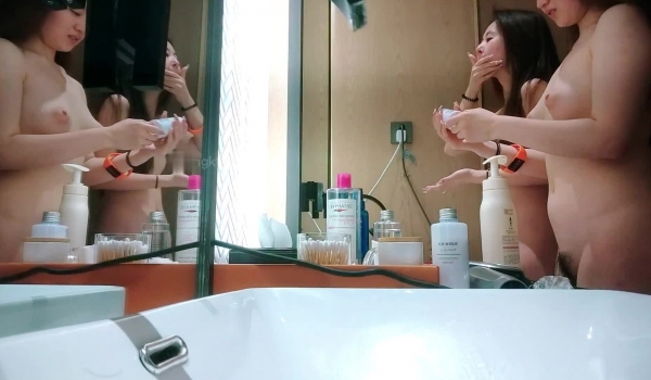贵在真实！女人坑女人！澡堂女浴间内部春色，多个年龄段一丝不挂站一排相当养眼，苗条身材长腿贵妇阴毛