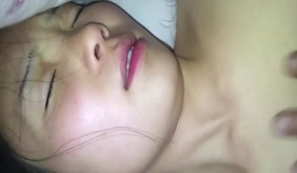 大神单身宿舍约炮白白嫩嫩的小女友各种姿势操她的小嫩B完美露脸