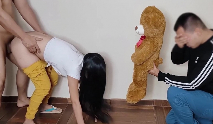 健壮猛男 对着无法满足媳妇性欲的绿帽奴操他骚媳妇还竖起中指侮辱他