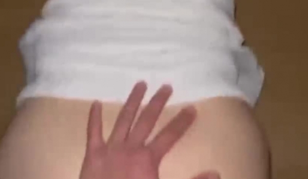 极品反差婊 粉嫩的小骚逼，被大黑吊无情插入，无套后入凶猛乱艹，超爽外射在腹部