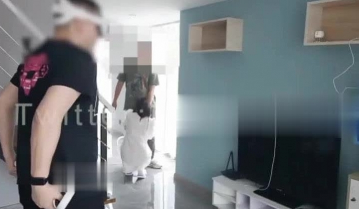 重磅炸弹！万人求档高门槛梦幻联动，顶级绿帽网红大咖联手【绿帽女友+你的大婊姐】私拍，当着男友的面