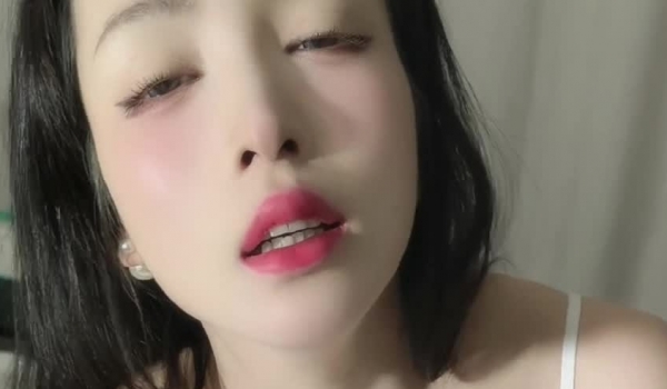 【美艳淫妻李婉儿】花了600大洋，从婉儿那一手购得，山林中啪啪插逼~多部VIP视频，极品反差大骚