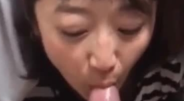 极品美熟女 爱吞精的妈妈，韵味十足，十分淫荡，吞精还害羞浅笑，如有如此妈妈，必定每日艹她！