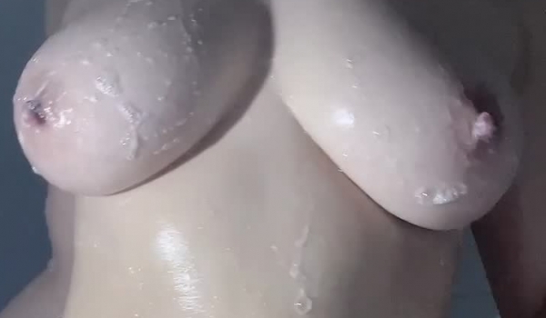露脸巨乳高颜值大学生宿舍自慰，户外露出，喝尿，叫爸爸！漂亮学生妹私下极度反差是个露出癖性瘾小母狗