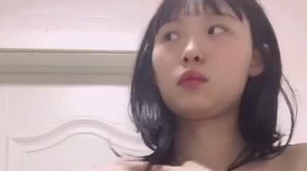 冒充艺校老师忽悠漂亮学妹 脱光了看鲍鱼是否处女