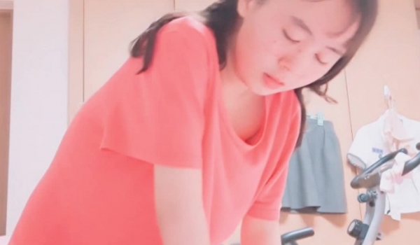 压力山大的高三学妹绑了一根绳子摩擦阴蒂来取得快感来释放压力