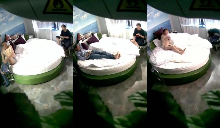 浪漫爱情海主题酒店直观欣赏数对关系复杂中青年男女约炮秃顶大叔艳福不浅约个性感美少妇人肉悬浮式猛干