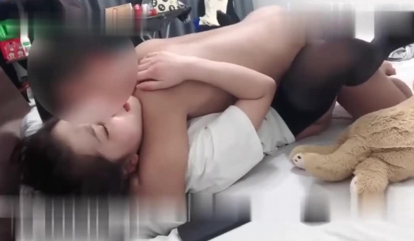 【清纯】开档丝袜，操到捂嘴不敢叫，怕人听见吗？