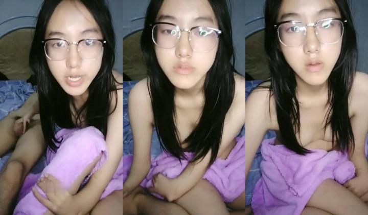 毕业生没找到工作，眼镜学生妹下海，【小寓睡不醒】，身材苗条，蜂腰翘臀，被男友的大鸡巴插得哇哇叫，