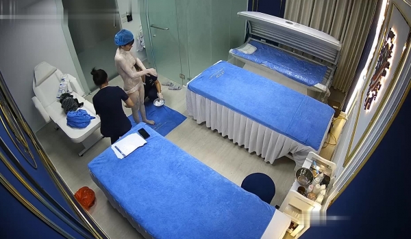 【精品TP】网络破解摄像头 ️记录高端美容院全身涂抹 保鲜膜包裹！